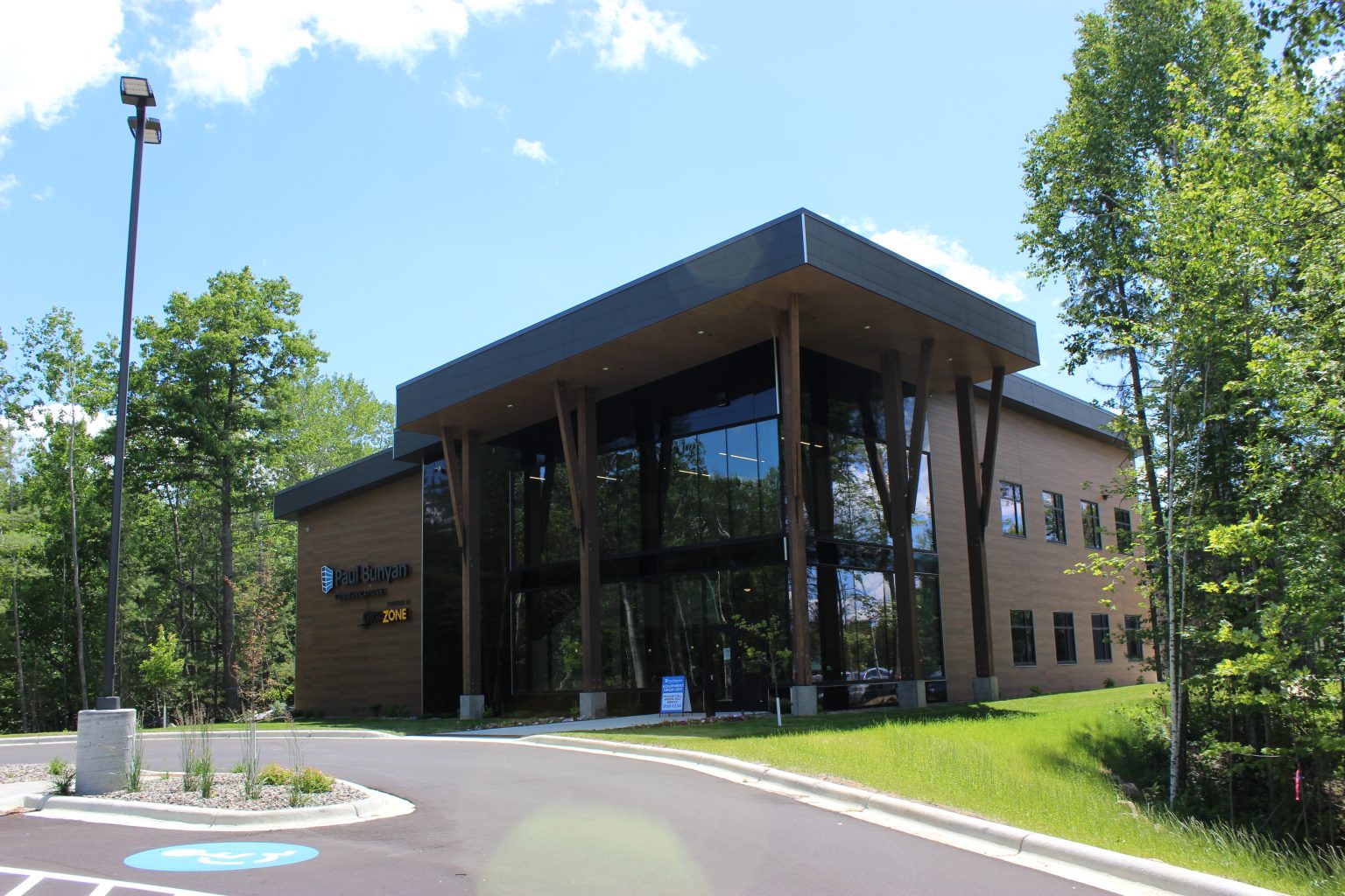 Northern Minnesota’s Certified Apple Service Center Now Open in Grand